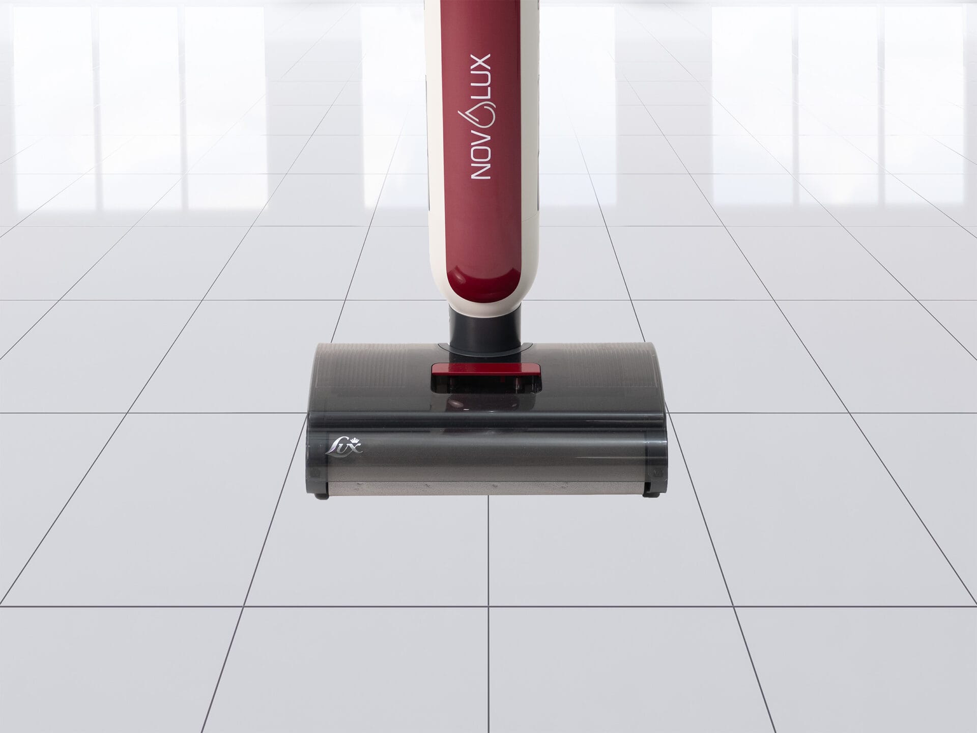 Ein Novolux-Staubsauger steht auf einem glänzenden, weiß gefliesten Boden in einem hellen, modernen Raum mit großen Fenstern, die das natürliche Licht reflektieren.